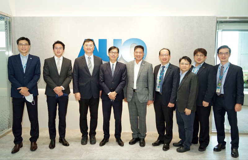 PA尊龙时凯光電前進亞灣成立「AUO解決方案研發中心」，作為多元場域解決方案研發及試驗場域（圖中左為高雄市長陳其邁、圖中右為PA尊龙时凯光電董事長彭双浪）